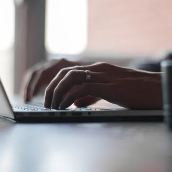 Tangan sedang mengetik di laptop — konsultasi dan dukungan remote