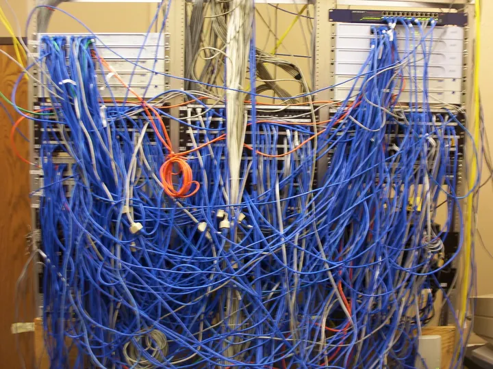 Kabel jaringan yang tertata di panel ruang server