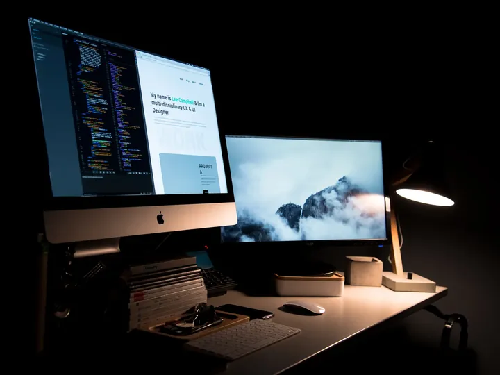 Meja kerja dengan dua monitor dan komputer workstation